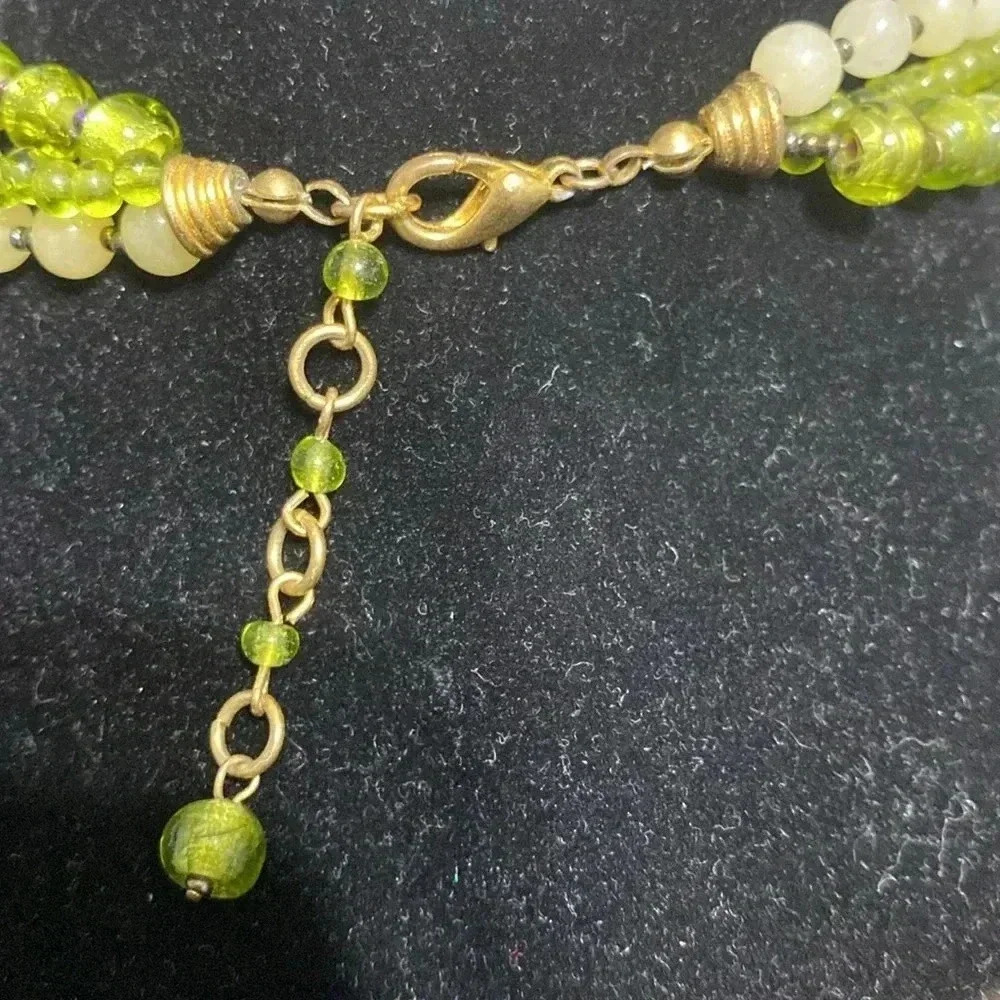 Pretty beaded 3 strand green beaded glass & stone necklace - Picture 7 of 10
